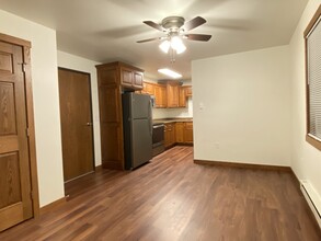 303 S Commercial St in Rockland, WI - Foto de edificio - Building Photo