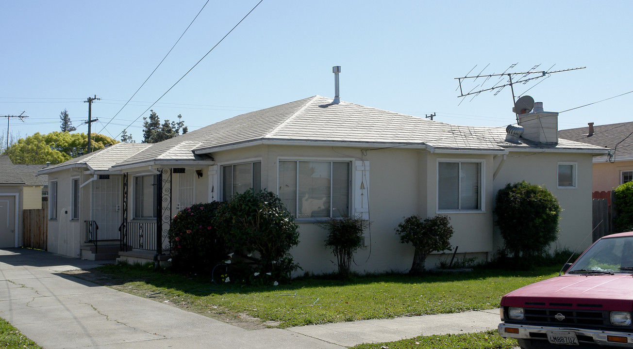 353 Suffolk Dr in San Leandro, CA - Foto de edificio