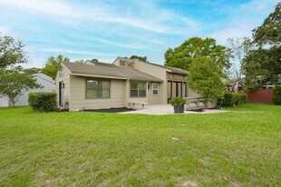 62 April Village in Montgomery, TX - Building Photo