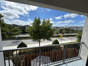 7809 NW 104th Ave in Doral, FL - Foto de edificio - Building Photo