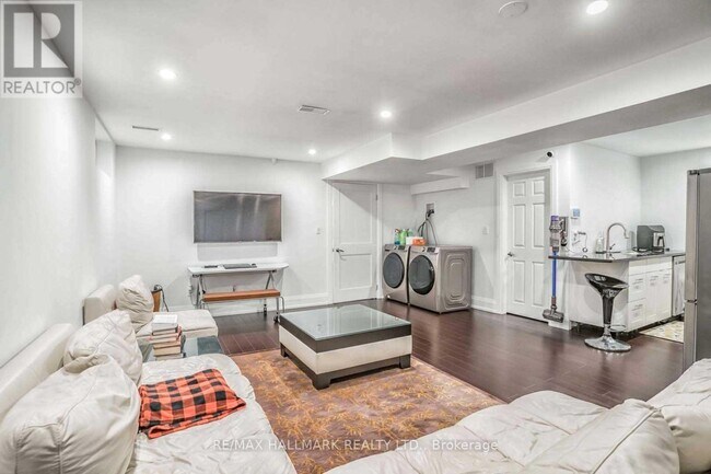 759 Coxwell Ave in Toronto, ON - Building Photo - Building Photo