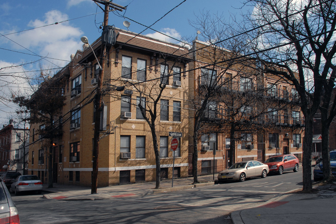 98-106 Harmon St in Jersey City, NJ - Building Photo