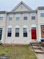 6443 McCoy Rd in Centreville, VA - Building Photo