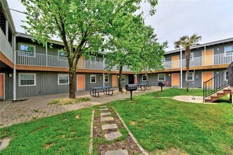 2401 Manor Rd in Austin, TX - Building Photo - Building Photo