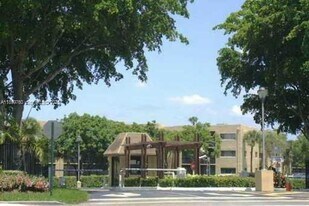 8075 SW 107th Ave in Miami, FL - Building Photo