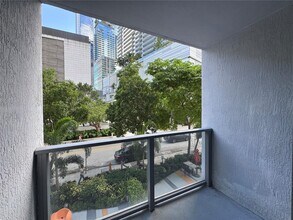31 SE 6th St, Unit 305 in Miami, FL - Foto de edificio - Building Photo