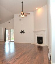12717 Old MacGregor Ln in Fort Worth, TX - Foto de edificio - Building Photo