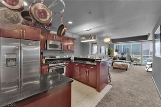 4575 Dean Martin Dr in Las Vegas, NV - Foto de edificio - Building Photo