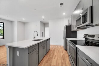 1037 Amboy Ave in Edison, NJ - Building Photo - Building Photo