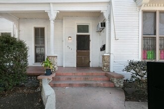 822 E Carson St in San Antonio, TX - Building Photo - Building Photo