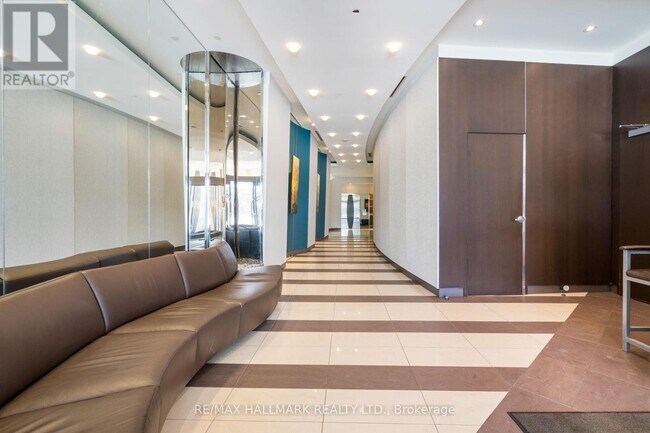 211 Queens Quay W in Toronto, ON - Building Photo - Building Photo