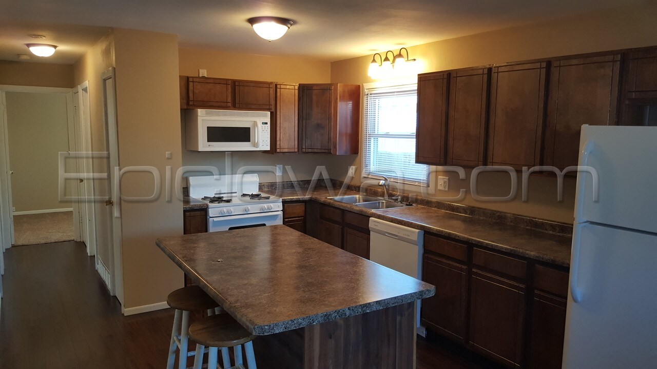 1092 Eisenhower Rd in Hiawatha, IA - Building Photo