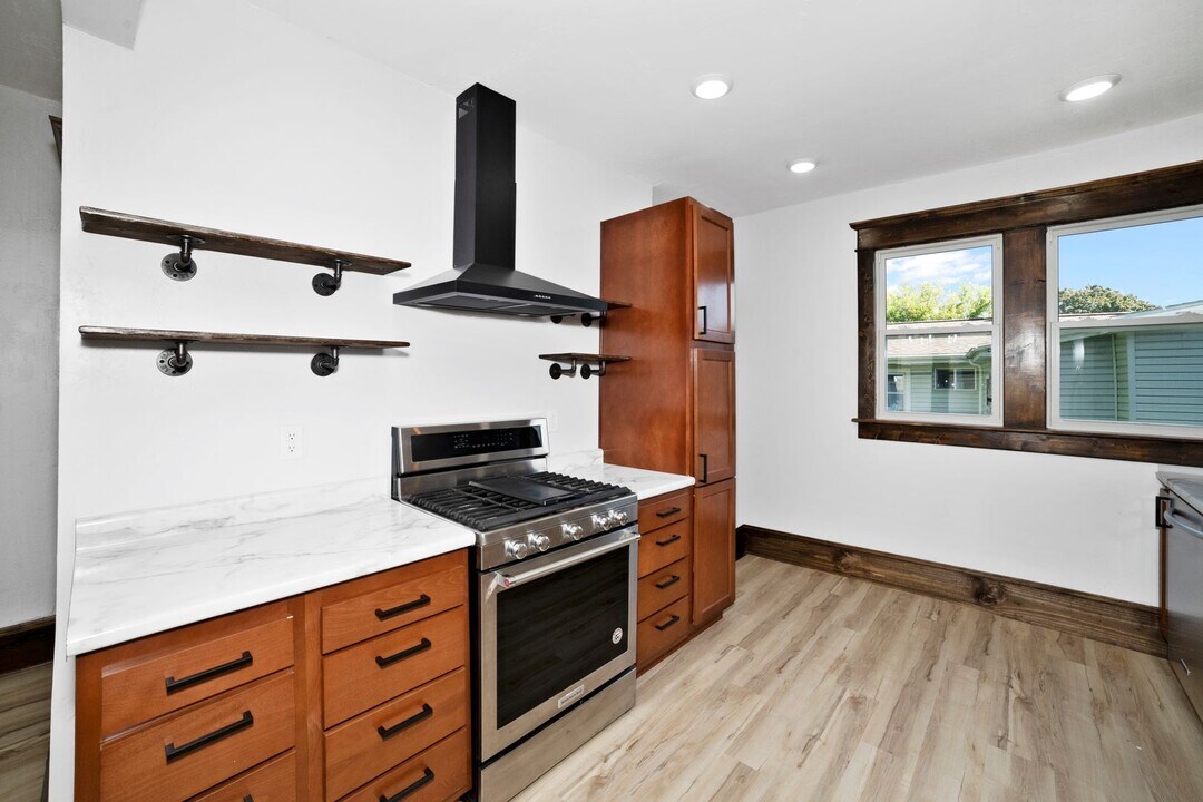 135 Tyler St in Neenah, WI - Building Photo