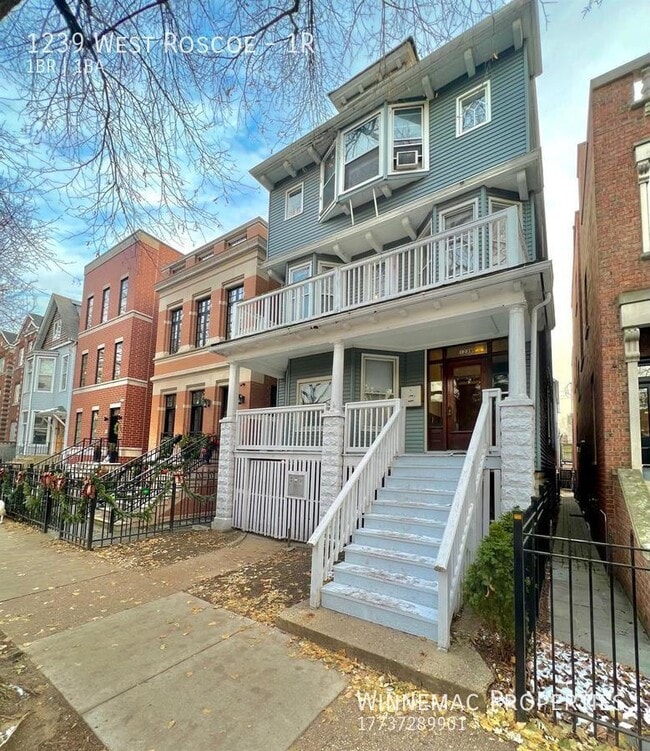 1239 W Roscoe St