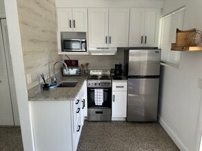 1258 Beach Rd, Unit 5 through 9 in West Palm Beach, FL - Foto de edificio - Building Photo