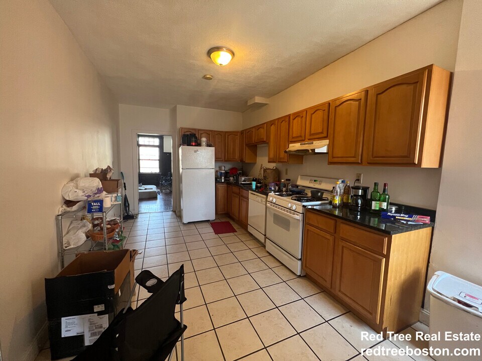 1905 Beacon St, Unit 2 in Brookline, MA - Building Photo