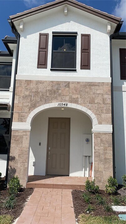 10948 W 32nd Ln in Hialeah, FL - Building Photo