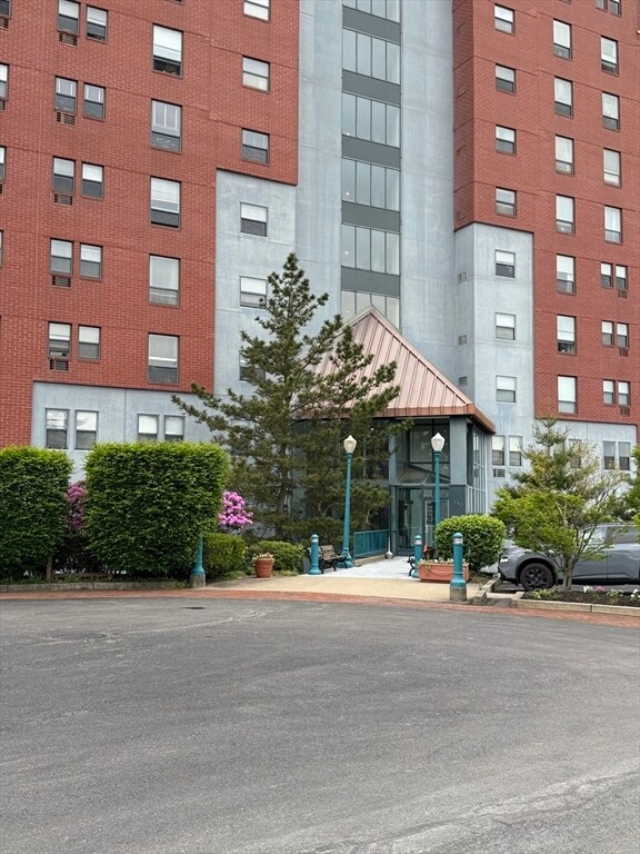 750 Davol St in Fall River, MA - Foto de edificio - Building Photo