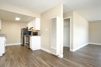 Arden Park in Sacramento, CA - Foto de edificio - Interior Photo