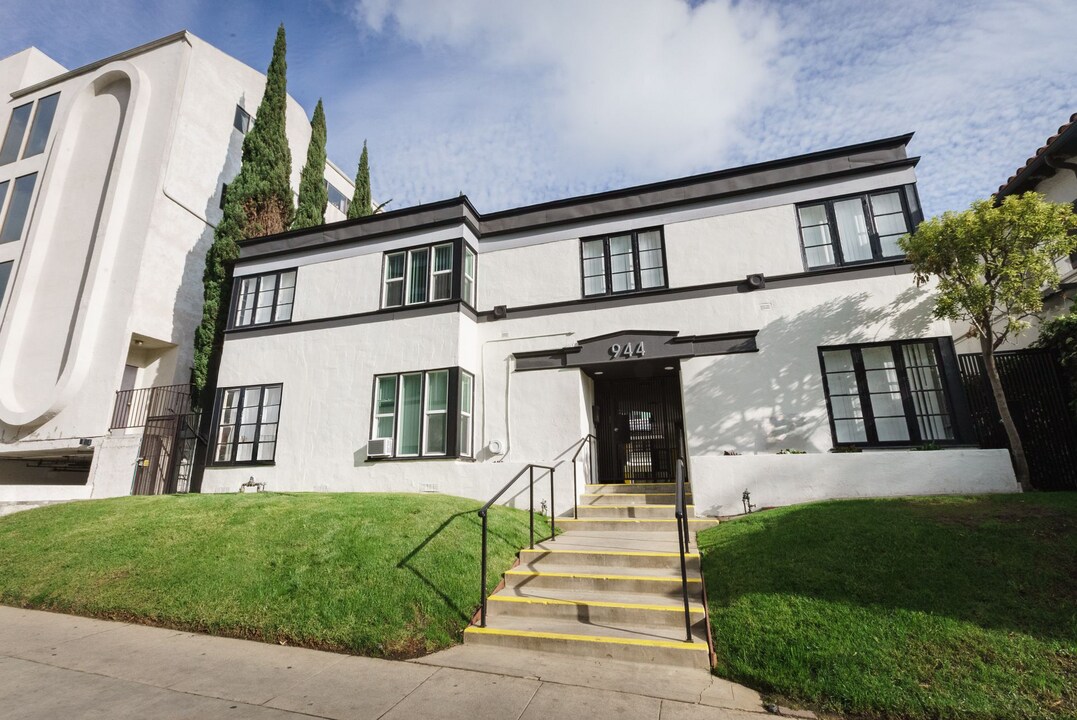 944 Tiverton Avenue in Los Angeles, CA - Foto de edificio