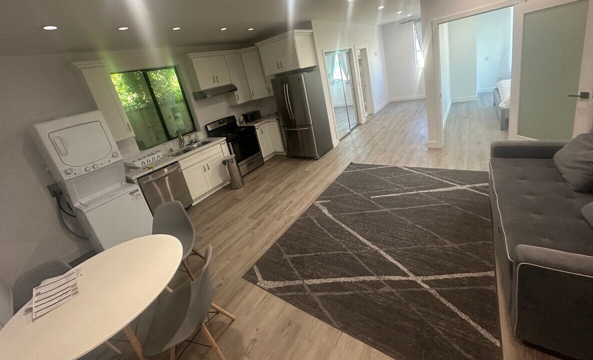 10841 Wilkins Ave in Los Angeles, CA - Building Photo