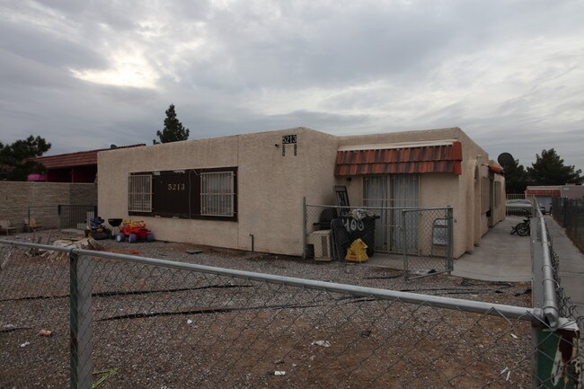 5213 W Cheyenne Ave in Las Vegas, NV - Building Photo - Building Photo