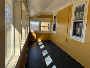 22 Wakefield St, Unit 2 in Worcester, MA - Foto de edificio - Building Photo