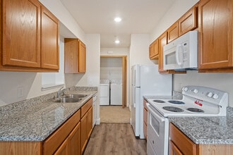 Coopers Landing Apartments in Kalamazoo, MI - Foto de edificio - Building Photo