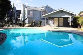 7330 Stockdale Hwy in Bakersfield, CA - Building Photo - Building Photo