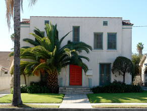 1555 Kenmore Ave in Los Angeles, CA - Building Photo - Building Photo