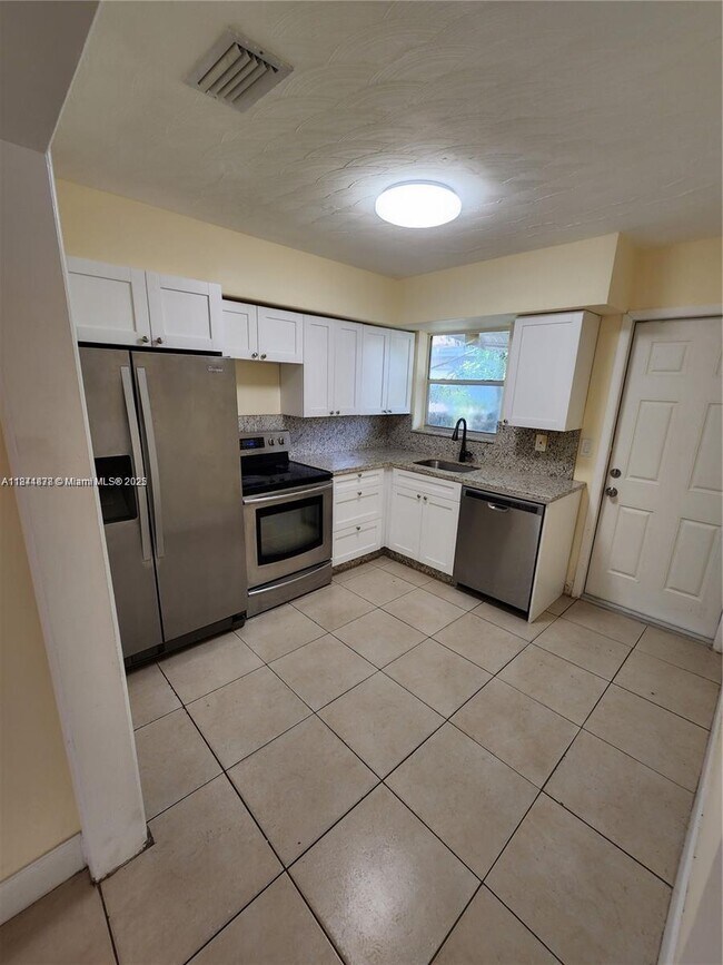 317 SE 2nd St in Hallandale Beach, FL - Building Photo - Building Photo