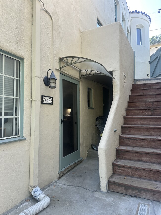 2468 Lyric Ave, Unit 2468 12 in Los Angeles, CA - Building Photo - Building Photo