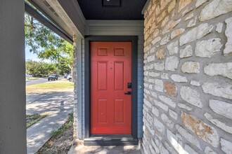 9706 Holly Springs Dr in Austin, TX - Foto de edificio - Building Photo