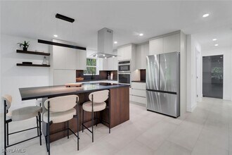 272 Yorkshire Ct in Naples, FL - Building Photo - Building Photo