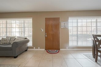 2101 Fountain View Dr in Houston, TX - Building Photo - Building Photo