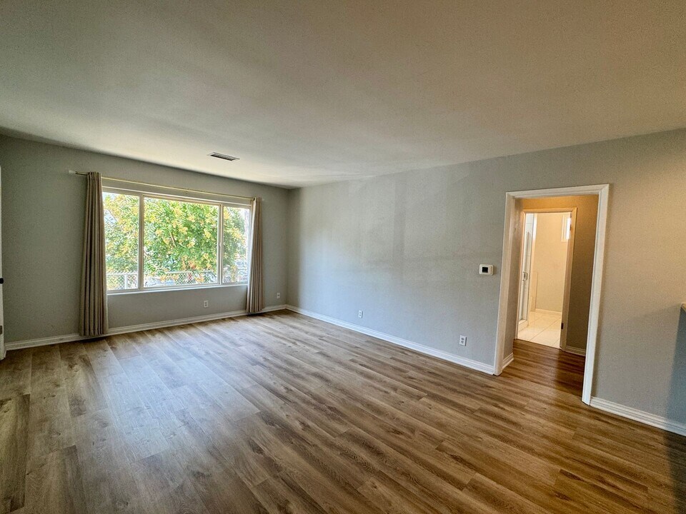 14701 Dickens St in Los Angeles, CA - Building Photo