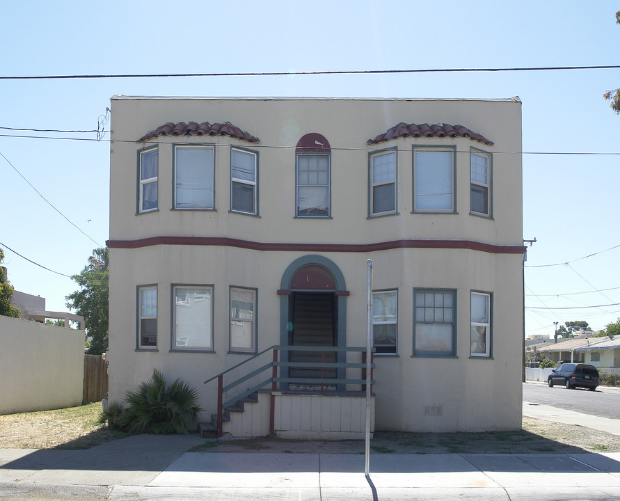 1325 Montezuma St in Pittsburg, CA - Building Photo