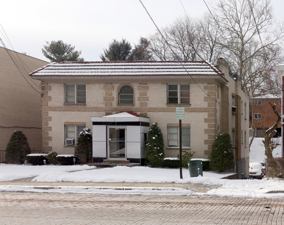 220 Castle Shannon Blvd in Pittsburgh, PA - Foto de edificio