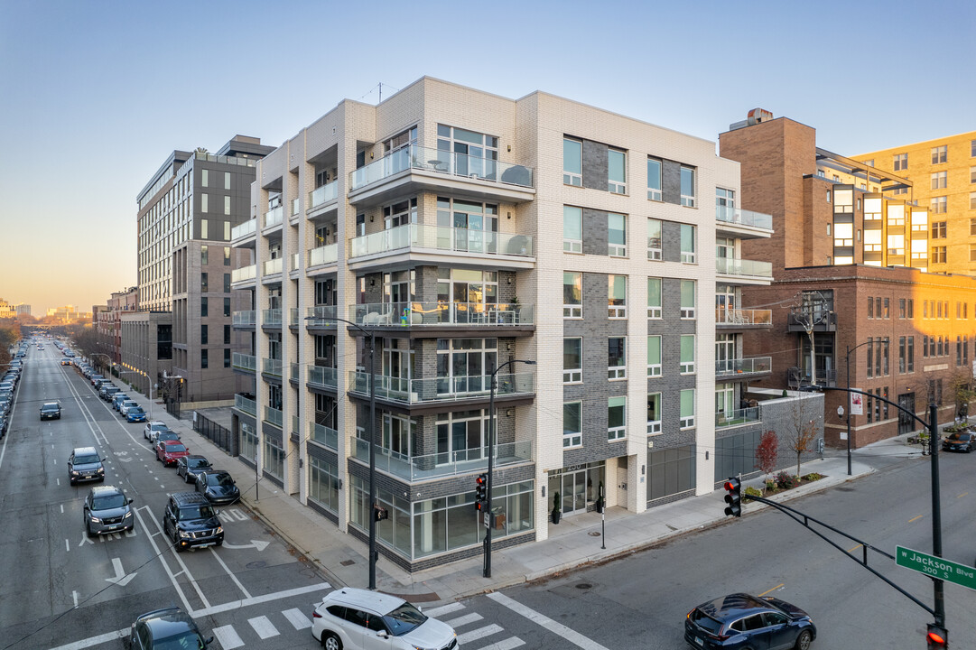 Residences on Racine in Chicago, IL - Building Photo