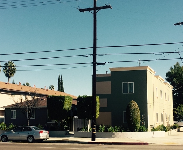 16057 Hartland St in Van Nuys, CA - Foto de edificio