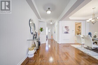 566 N Park Blvd in Oakville, ON - Building Photo - Building Photo