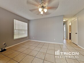 704 Falkirk Ave in Valrico, FL - Building Photo - Building Photo