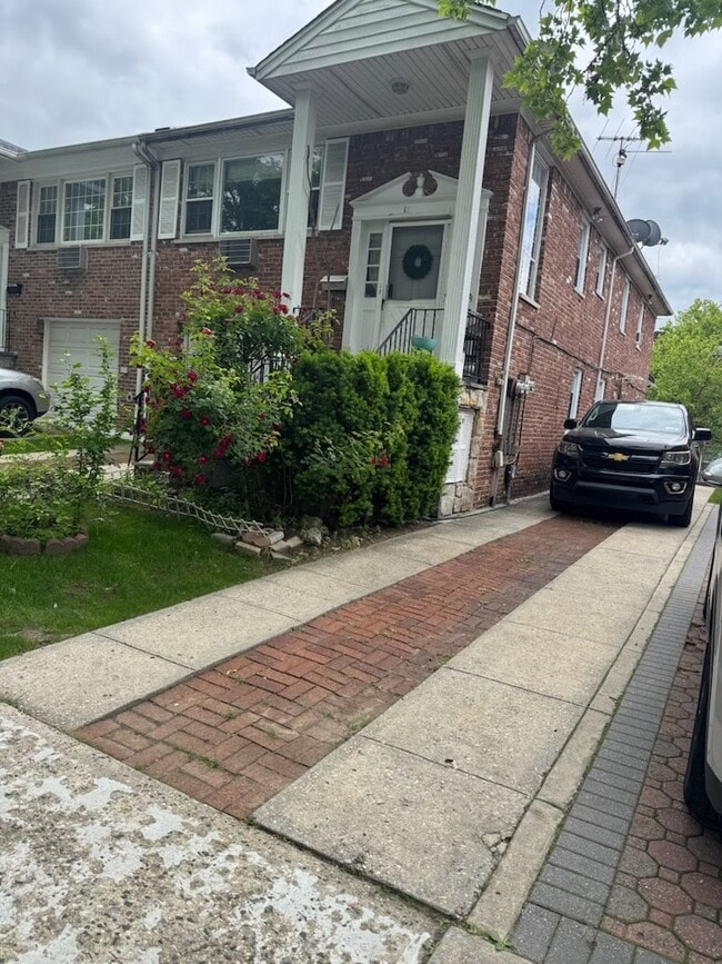 15704 17th Rd in Whitestone, NY - Building Photo - Building Photo