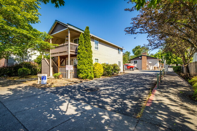 14937 SE Stark St in Portland, OR - Building Photo - Building Photo