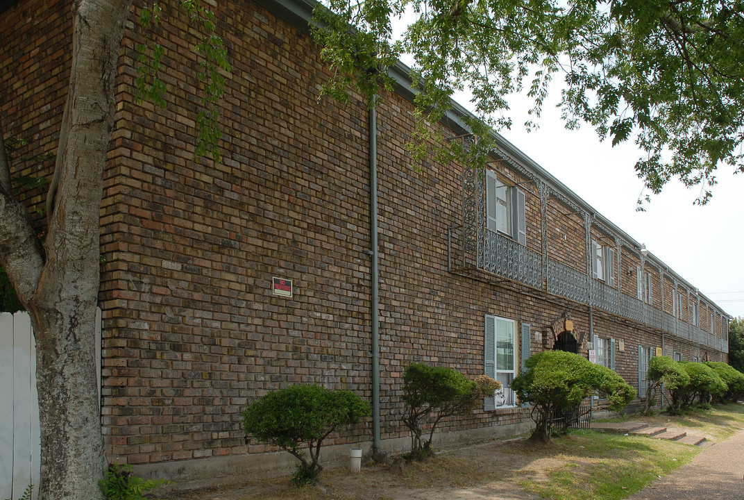 Beechnut Chateau Apartments in Houston, TX - Building Photo