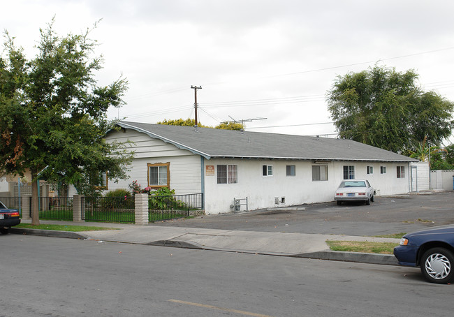 407 W Guinida Ln in Anaheim, CA - Building Photo - Building Photo