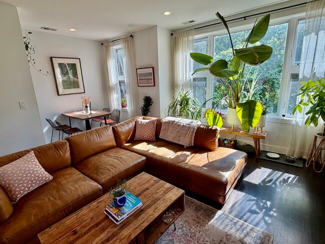 property at 1944 W Thomas St