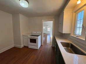 110 Woodstock Ave-Unit -110 in Putnam, CT - Foto de edificio - Building Photo