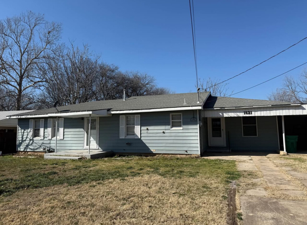 1521 W Groesbeck St in Stephenville, TX - Building Photo