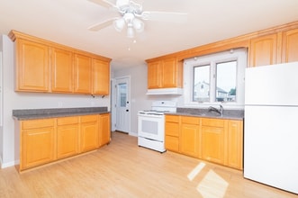 494 S Franklin St in Holbrook, MA - Building Photo - Building Photo